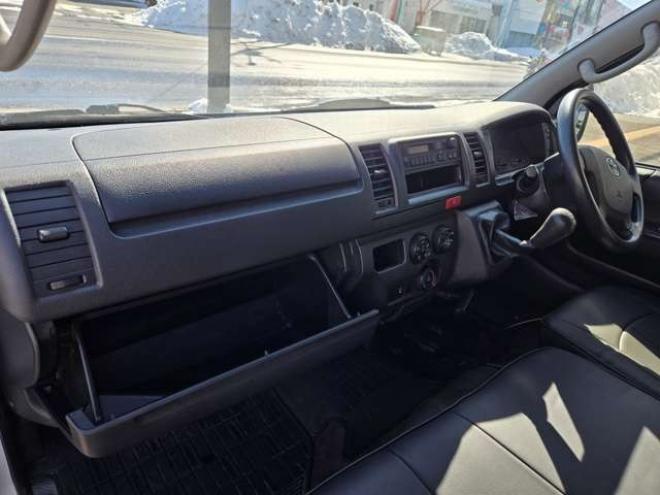 ハイエースバン3.0 DX ロング ディーゼルターボ 4WD　4WD　6人乗り　リアヒーター&リアクーラー　パワーヒート　キーレス　トヨタ純正オーディオプレーヤー　FM/AM　AUX　フロントベンチシート　マルチユースシートバックコンソール　リアアンダーミラー 3000