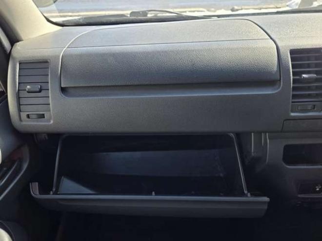 ハイエースバン3.0 DX ロング ディーゼルターボ 4WD　4WD　6人乗り　リアヒーター&リアクーラー　パワーヒート　キーレス　トヨタ純正オーディオプレーヤー　FM/AM　AUX　フロントベンチシート　マルチユースシートバックコンソール　リアアンダーミラー 3000