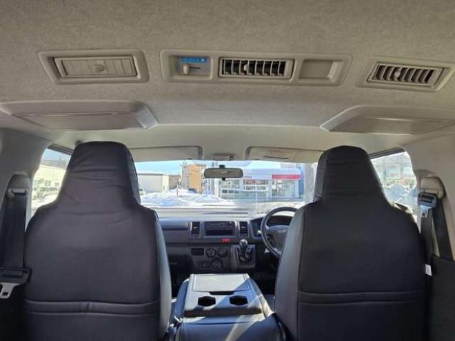 ハイエースバン3.0 DX ロング ディーゼルターボ 4WD　4WD　6人乗り　リアヒーター&リアクーラー　パワーヒート　キーレス　トヨタ純正オーディオプレーヤー　FM/AM　AUX　フロントベンチシート　マルチユースシートバックコンソール　リアアンダーミラー 3000