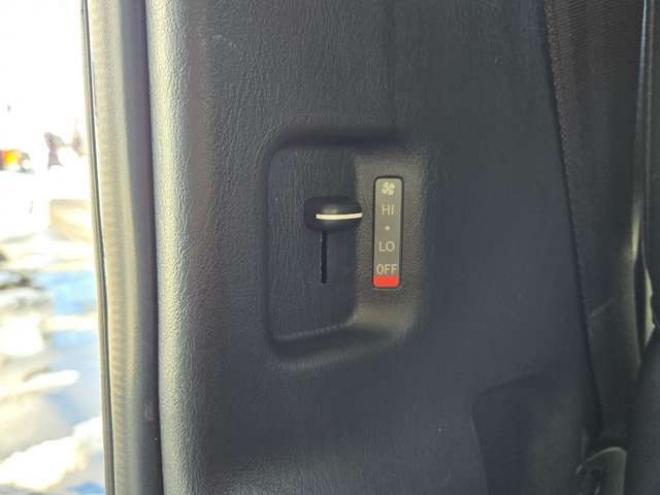 ハイエースバン3.0 DX ロング ディーゼルターボ 4WD　4WD　6人乗り　リアヒーター&リアクーラー　パワーヒート　キーレス　トヨタ純正オーディオプレーヤー　FM/AM　AUX　フロントベンチシート　マルチユースシートバックコンソール　リアアンダーミラー 3000