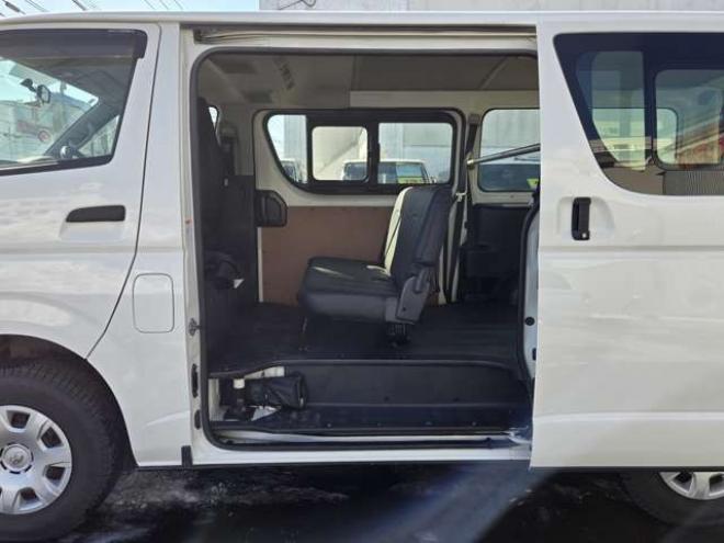 ハイエースバン3.0 DX ロング ディーゼルターボ 4WD　4WD　6人乗り　リアヒーター&リアクーラー　パワーヒート　キーレス　トヨタ純正オーディオプレーヤー　FM/AM　AUX　フロントベンチシート　マルチユースシートバックコンソール　リアアンダーミラー 3000