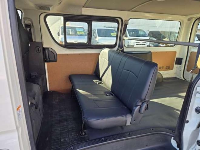 ハイエースバン3.0 DX ロング ディーゼルターボ 4WD　4WD　6人乗り　リアヒーター&リアクーラー　パワーヒート　キーレス　トヨタ純正オーディオプレーヤー　FM/AM　AUX　フロントベンチシート　マルチユースシートバックコンソール　リアアンダーミラー 3000