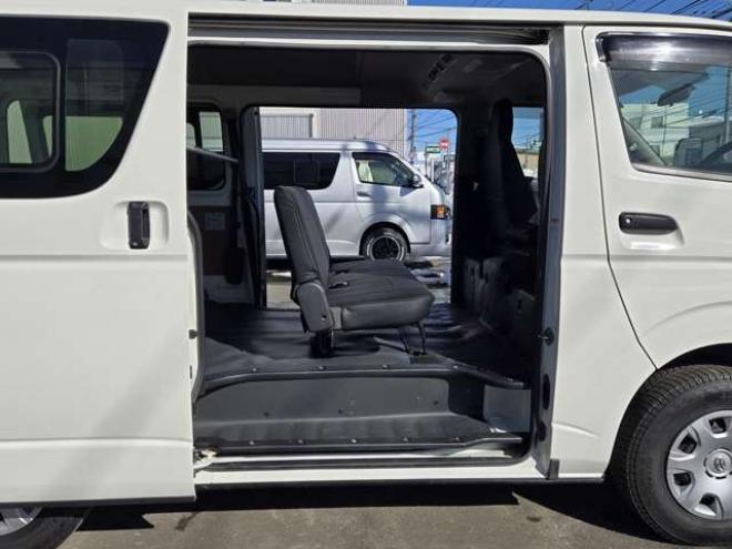 ハイエースバン3.0 DX ロング ディーゼルターボ 4WD　4WD　6人乗り　リアヒーター&リアクーラー　パワーヒート　キーレス　トヨタ純正オーディオプレーヤー　FM/AM　AUX　フロントベンチシート　マルチユースシートバックコンソール　リアアンダーミラー 3000