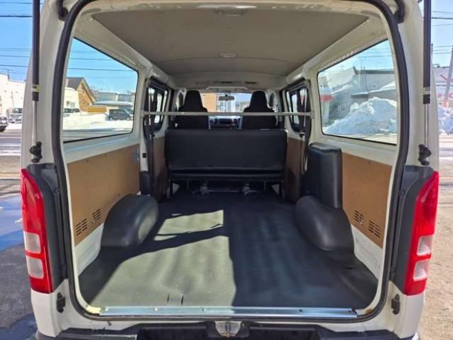 ハイエースバン3.0 DX ロング ディーゼルターボ 4WD　4WD　6人乗り　リアヒーター&リアクーラー　パワーヒート　キーレス　トヨタ純正オーディオプレーヤー　FM/AM　AUX　フロントベンチシート　マルチユースシートバックコンソール　リアアンダーミラー 3000