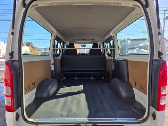 ハイエースバン3.0 DX ロング ディーゼルターボ 4WD　4WD　6人乗り　リアヒーター&リアクーラー　パワーヒート　キーレス　トヨタ純正オーディオプレーヤー　FM/AM　AUX　フロントベンチシート　マルチユースシートバックコンソール　リアアンダーミラー 3000