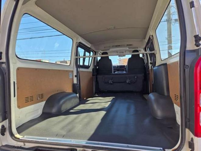 ハイエースバン3.0 DX ロング ディーゼルターボ 4WD　4WD　6人乗り　リアヒーター&リアクーラー　パワーヒート　キーレス　トヨタ純正オーディオプレーヤー　FM/AM　AUX　フロントベンチシート　マルチユースシートバックコンソール　リアアンダーミラー 3000