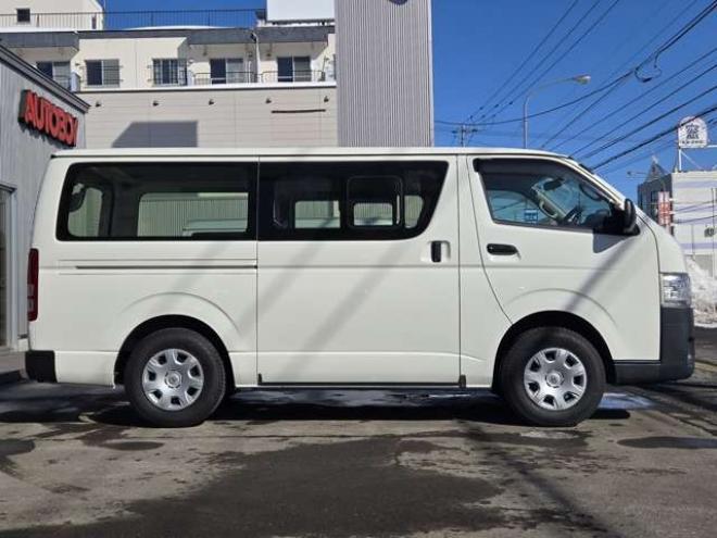 ハイエースバン3.0 DX ロング ディーゼルターボ 4WD　4WD　6人乗り　リアヒーター&リアクーラー　パワーヒート　キーレス　トヨタ純正オーディオプレーヤー　FM/AM　AUX　フロントベンチシート　マルチユースシートバックコンソール　リアアンダーミラー 3000