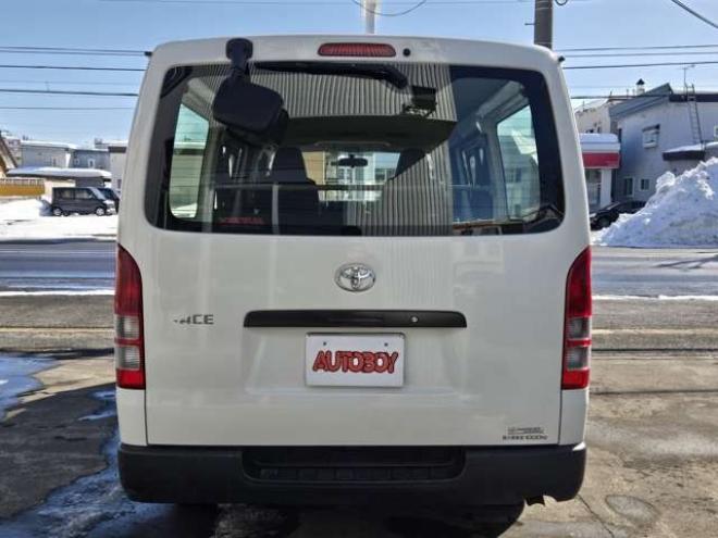 ハイエースバン3.0 DX ロング ディーゼルターボ 4WD　4WD　6人乗り　リアヒーター&リアクーラー　パワーヒート　キーレス　トヨタ純正オーディオプレーヤー　FM/AM　AUX　フロントベンチシート　マルチユースシートバックコンソール　リアアンダーミラー 3000