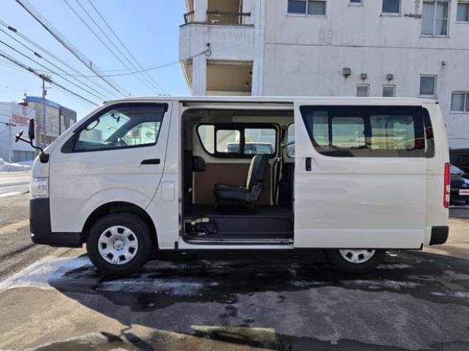 ハイエースバン3.0 DX ロング ディーゼルターボ 4WD　4WD　6人乗り　リアヒーター&リアクーラー　パワーヒート　キーレス　トヨタ純正オーディオプレーヤー　FM/AM　AUX　フロントベンチシート　マルチユースシートバックコンソール　リアアンダーミラー 3000