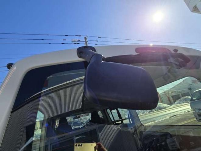 ハイエースバン3.0 DX ロング ディーゼルターボ 4WD　4WD　6人乗り　リアヒーター&リアクーラー　パワーヒート　キーレス　トヨタ純正オーディオプレーヤー　FM/AM　AUX　フロントベンチシート　マルチユースシートバックコンソール　リアアンダーミラー 3000