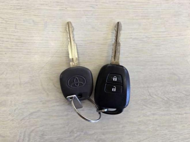 ハイエースバン3.0 DX ロング ディーゼルターボ 4WD　4WD　6人乗り　リアヒーター&リアクーラー　パワーヒート　キーレス　トヨタ純正オーディオプレーヤー　FM/AM　AUX　フロントベンチシート　マルチユースシートバックコンソール　リアアンダーミラー 3000