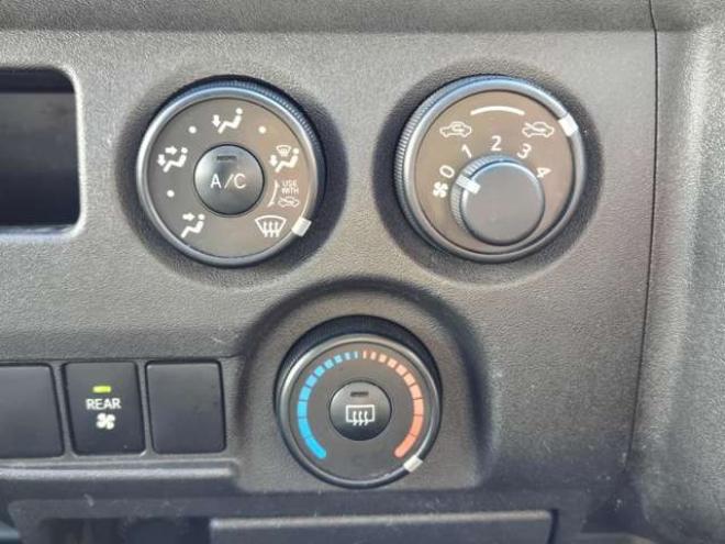 ハイエースバン3.0 DX ロング ディーゼルターボ 4WD　4WD　6人乗り　リアヒーター&リアクーラー　パワーヒート　キーレス　トヨタ純正オーディオプレーヤー　FM/AM　AUX　フロントベンチシート　マルチユースシートバックコンソール　リアアンダーミラー 3000