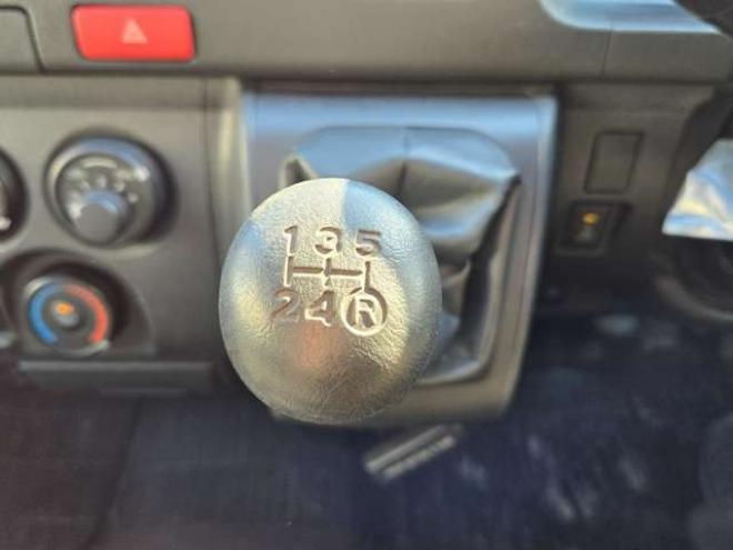 ハイエースバン3.0 DX ロング ディーゼルターボ 4WD　4WD　6人乗り　リアヒーター&リアクーラー　パワーヒート　キーレス　トヨタ純正オーディオプレーヤー　FM/AM　AUX　フロントベンチシート　マルチユースシートバックコンソール　リアアンダーミラー 3000