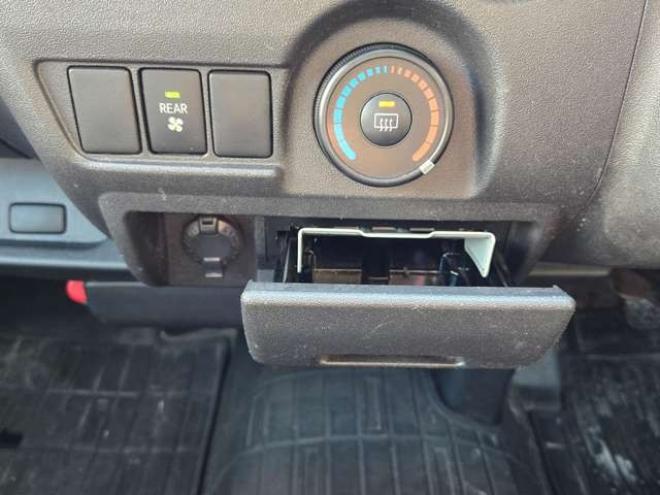 ハイエースバン3.0 DX ロング ディーゼルターボ 4WD　4WD　6人乗り　リアヒーター&リアクーラー　パワーヒート　キーレス　トヨタ純正オーディオプレーヤー　FM/AM　AUX　フロントベンチシート　マルチユースシートバックコンソール　リアアンダーミラー 3000