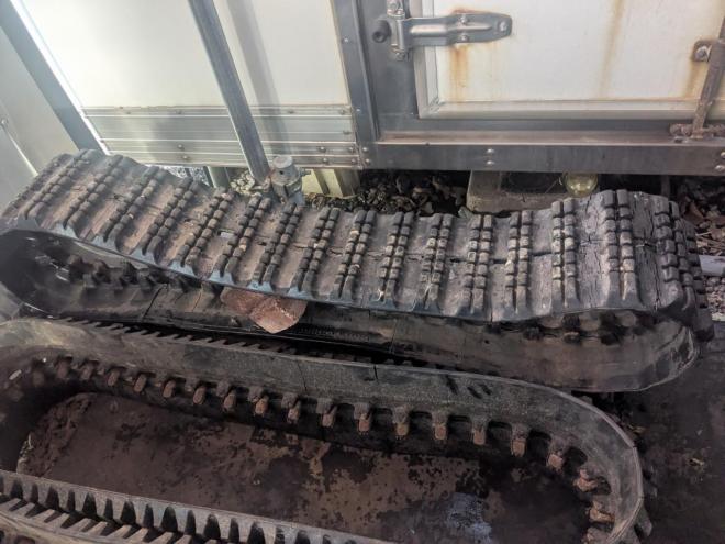 除雪機クローラ　中古　230ｘ72ｘ40　２本