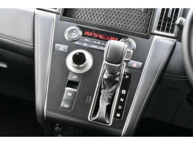 デリカD:5　２６型　４ＷＤ　ステップレス　登録済未使用車　Ｓ－ＡＷＣ　ヒルディセントコントロール　ＴＡＲＯＵＳセレクション　８インチ液晶メーター　全方位カメラ　三菱ｅ－Ａｓｓｉｓｔ