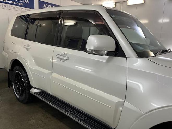 パジェロロングエクシード　本州仕入　禁煙車　新品ＷＥＤＳキーラー１７ＡＷ＋新品ＴＯＹＯホワイトレタータイヤ　純正１７ＡＷ＋スタッドレスタイヤ付　新品ＪＡＯＳブラックマッドガード　カロッツェリアナビ　地デジ　Ｂｌｕｅｔｏｏｔｈ 4WD 3200 5Dr