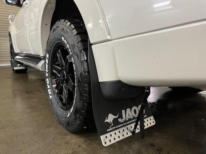 パジェロロングエクシード　本州仕入　禁煙車　新品ＷＥＤＳキーラー１７ＡＷ＋新品ＴＯＹＯホワイトレタータイヤ　純正１７ＡＷ＋スタッドレスタイヤ付　新品ＪＡＯＳブラックマッドガード　カロッツェリアナビ　地デジ　Ｂｌｕｅｔｏｏｔｈ 4WD 3200 5Dr