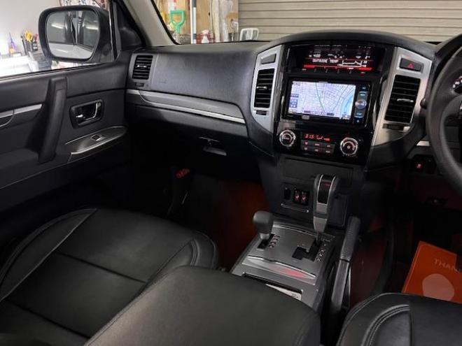 パジェロロングエクシード　本州仕入　禁煙車　新品ＷＥＤＳキーラー１７ＡＷ＋新品ＴＯＹＯホワイトレタータイヤ　純正１７ＡＷ＋スタッドレスタイヤ付　新品ＪＡＯＳブラックマッドガード　カロッツェリアナビ　地デジ　Ｂｌｕｅｔｏｏｔｈ 4WD 3200 5Dr