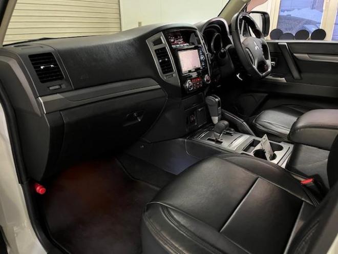 パジェロロングエクシード　本州仕入　禁煙車　新品ＷＥＤＳキーラー１７ＡＷ＋新品ＴＯＹＯホワイトレタータイヤ　純正１７ＡＷ＋スタッドレスタイヤ付　新品ＪＡＯＳブラックマッドガード　カロッツェリアナビ　地デジ　Ｂｌｕｅｔｏｏｔｈ 4WD 3200 5Dr