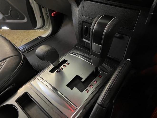 パジェロロングエクシード　本州仕入　禁煙車　新品ＷＥＤＳキーラー１７ＡＷ＋新品ＴＯＹＯホワイトレタータイヤ　純正１７ＡＷ＋スタッドレスタイヤ付　新品ＪＡＯＳブラックマッドガード　カロッツェリアナビ　地デジ　Ｂｌｕｅｔｏｏｔｈ 4WD 3200 5Dr