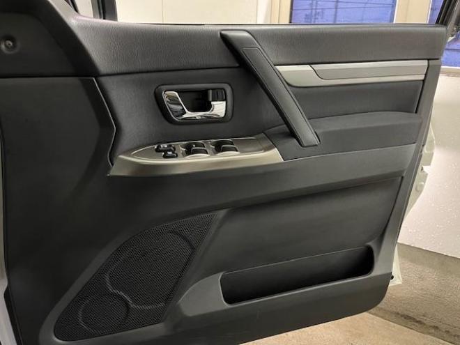 パジェロロングエクシード　本州仕入　禁煙車　新品ＷＥＤＳキーラー１７ＡＷ＋新品ＴＯＹＯホワイトレタータイヤ　純正１７ＡＷ＋スタッドレスタイヤ付　新品ＪＡＯＳブラックマッドガード　カロッツェリアナビ　地デジ　Ｂｌｕｅｔｏｏｔｈ 4WD 3200 5Dr