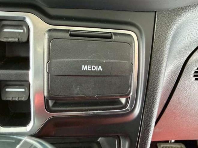 ラングラーアンリミテッド サハラ 3.6L 4WD　グラナイトグレー　エアコン　クルコン　パワステ　パワーウィンドウ　フロントカメラ　バックカメラ　キーレスエントリー　アルミホイール　ABS　横滑り防止装置　盗難防止装置　フルセグTV 正規輸入車 3600