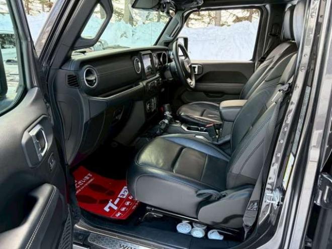 ラングラーアンリミテッド サハラ 3.6L 4WD　グラナイトグレー　エアコン　クルコン　パワステ　パワーウィンドウ　フロントカメラ　バックカメラ　キーレスエントリー　アルミホイール　ABS　横滑り防止装置　盗難防止装置　フルセグTV 正規輸入車 3600