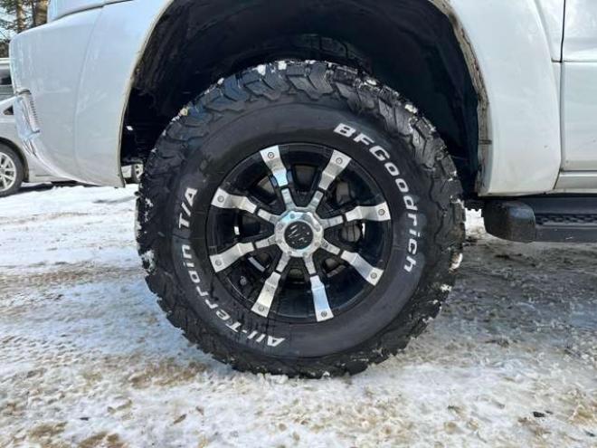 ハイラックスサーフ2.7 SSR-G 4WD　禁煙車　パワステ　パワーウィンドウ　ETC　社外ナビ　バックカメラ　キーレスエントリー　リフトアップ　エンジンスターター　寒冷地仕様　ABS　エアコン　盗難防止装置　社外アルミホイール 2700