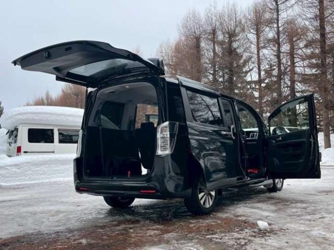 ステップワゴン2.0 スパーダ Z クールスピリット 4WD　純正地デジナビ　エンジンスターター　クルーズコントロール　フリップダウン　ABS　パワステ　パワーウィンドウ　キーレスエントリー　スマートキー　3列シート　両側電動スライドドア　社外アルミ 2000