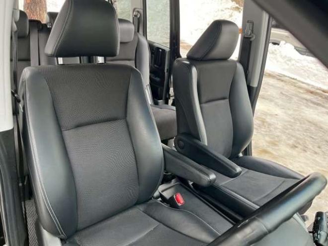 ステップワゴン2.0 スパーダ Z クールスピリット 4WD　純正地デジナビ　エンジンスターター　クルーズコントロール　フリップダウン　ABS　パワステ　パワーウィンドウ　キーレスエントリー　スマートキー　3列シート　両側電動スライドドア　社外アルミ 2000