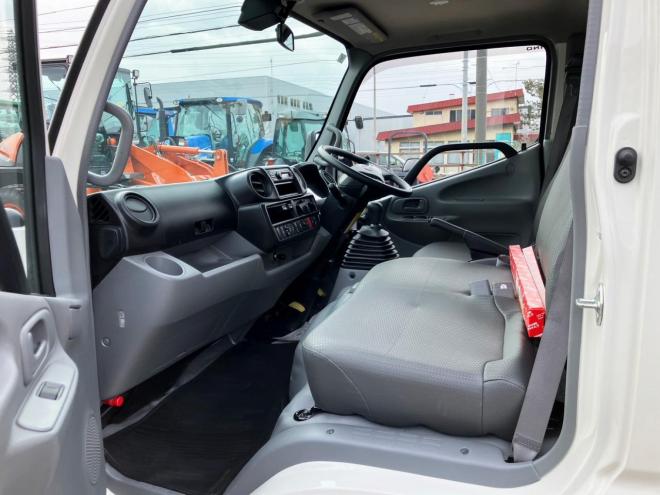 デュトロ中古　低床4WD　土砂ダンプ