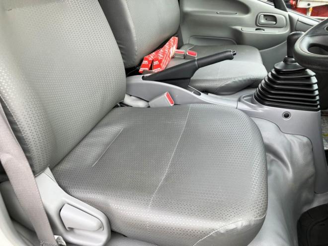 デュトロ中古　低床4WD　土砂ダンプ