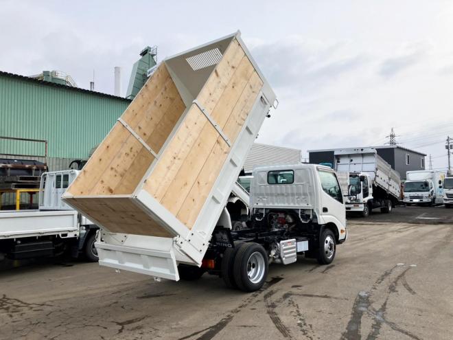 デュトロ中古　低床4WD　土砂ダンプ