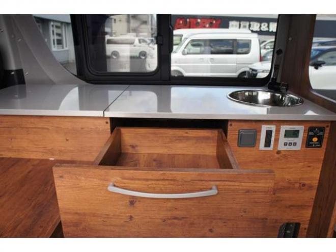 ハイエースバンスーパーロングHR　8人乗りキャンピング4WD　走行充電&外部充電&サブバッテリー　　　&FFヒーター&冷蔵庫&シンク&給排水　アルパインBIG-X&フリップダウン　415COBRAフロントリップ&バッドラッカー17AW　デジタルインナー　全方位カメラ 2700