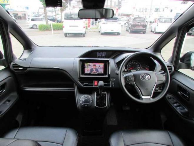 ヴォクシー2.0 X 4WD　トヨタセーフティセンス/LEDヘッドライト/両側パワースライドドア/ETC/社外ナビ/フルセグTV/バックカメラ/スマートキー一体式エンジンスターター 2000