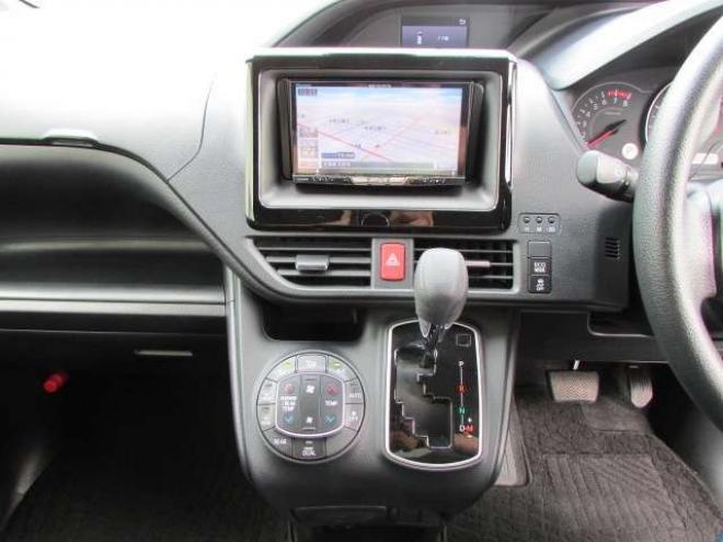 ヴォクシー2.0 X 4WD　トヨタセーフティセンス/LEDヘッドライト/両側パワースライドドア/ETC/社外ナビ/フルセグTV/バックカメラ/スマートキー一体式エンジンスターター 2000