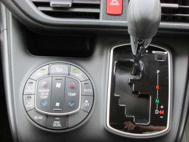 ヴォクシー2.0 X 4WD　トヨタセーフティセンス/LEDヘッドライト/両側パワースライドドア/ETC/社外ナビ/フルセグTV/バックカメラ/スマートキー一体式エンジンスターター 2000