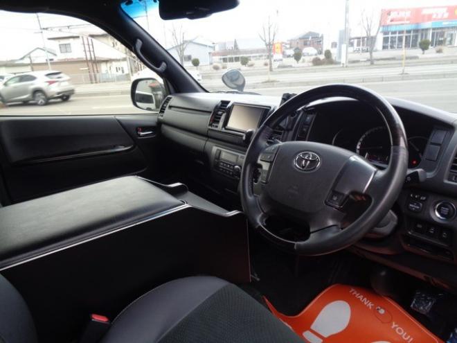 レジアスエース2.8 スーパーGL ダークプライムII ロングボディ ディーゼルターボ 4WD　415COBRA　S-6ボンネット&クリーンルック3Fリップ&ステージ2ルーフスポイラー&バッドラッカーSD-6　17インチAW　ヨコハマPARADA215/60R17　両側パワースライドドア　ETC　社外コンソールBOX　ベットキット 2800