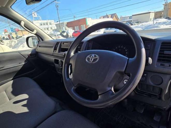 レジアスエース3.0 DX ロングボディ ディーゼルターボ 4WD　寒冷地仕様　リアヒーター　キーレス　マルチユースシートバックコンソール　フロントアンダーミラー　電動格納ミラー　パワーヒート　デイライト　純正オーディオ　FM/AM　AUX　バックカメラ 3000