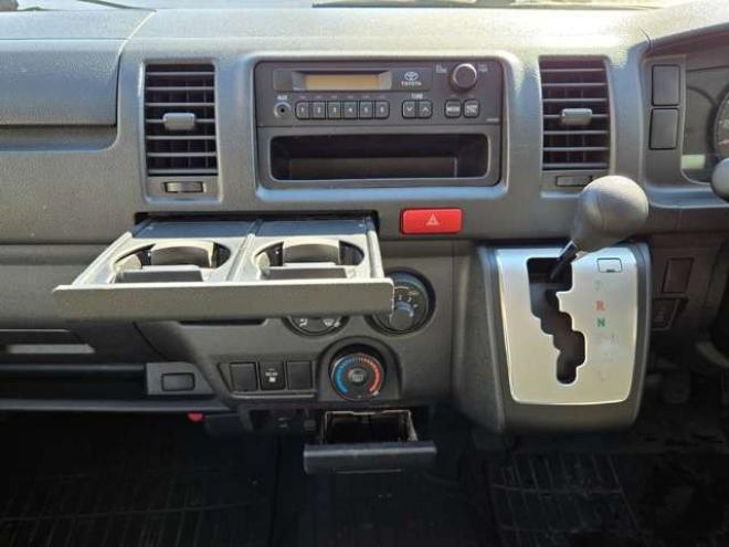 レジアスエース3.0 DX ロングボディ ディーゼルターボ 4WD　寒冷地仕様　リアヒーター　キーレス　マルチユースシートバックコンソール　フロントアンダーミラー　電動格納ミラー　パワーヒート　デイライト　純正オーディオ　FM/AM　AUX　バックカメラ 3000