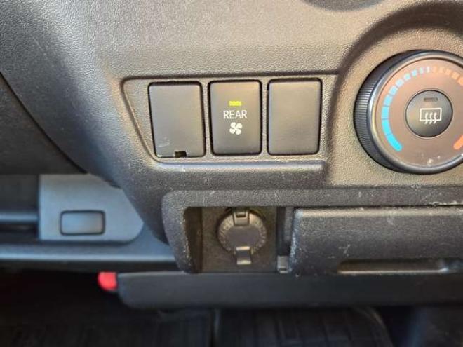 レジアスエース3.0 DX ロングボディ ディーゼルターボ 4WD　寒冷地仕様　リアヒーター　キーレス　マルチユースシートバックコンソール　フロントアンダーミラー　電動格納ミラー　パワーヒート　デイライト　純正オーディオ　FM/AM　AUX　バックカメラ 3000