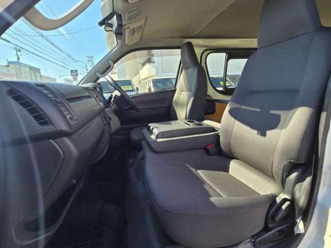 レジアスエース3.0 DX ロングボディ ディーゼルターボ 4WD　寒冷地仕様　リアヒーター　キーレス　マルチユースシートバックコンソール　フロントアンダーミラー　電動格納ミラー　パワーヒート　デイライト　純正オーディオ　FM/AM　AUX　バックカメラ 3000