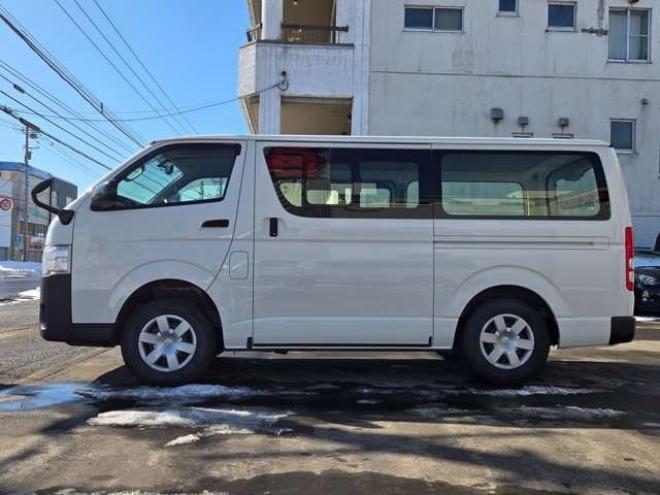 レジアスエース3.0 DX ロングボディ ディーゼルターボ 4WD　寒冷地仕様　リアヒーター　キーレス　マルチユースシートバックコンソール　フロントアンダーミラー　電動格納ミラー　パワーヒート　デイライト　純正オーディオ　FM/AM　AUX　バックカメラ 3000