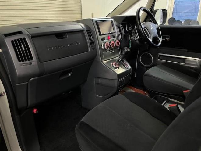 デリカＤ：５　Ｇパワーパッケージ　本州仕入　寒冷地仕様　禁煙車　両側パワースライドドア　エクストリーム１６インチＡＷ＋ＮＥＯＬＩＮホワイトレター　新品ＪＡＯＳブラックマッドガード　アルパイン製リアグリップダウンモニター　ストラーダナビ 4WD 2400 5Dr