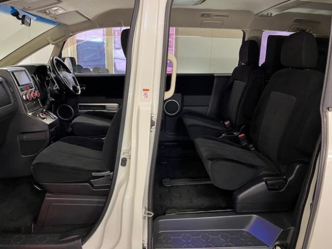 デリカＤ：５　Ｇパワーパッケージ　本州仕入　寒冷地仕様　禁煙車　両側パワースライドドア　エクストリーム１６インチＡＷ＋ＮＥＯＬＩＮホワイトレター　新品ＪＡＯＳブラックマッドガード　アルパイン製リアグリップダウンモニター　ストラーダナビ 4WD 2400 5Dr