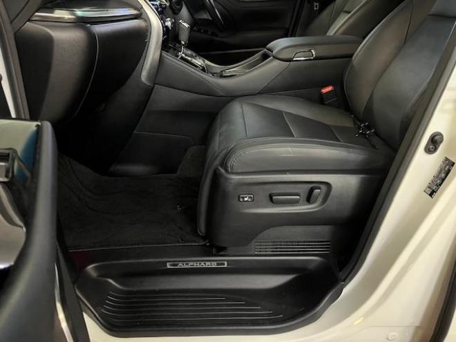 アルファードハイブリッドＳＲ　Ｃパッケージ　本州仕入　寒冷地仕様　禁煙車　純正ブラックレザーシート　両側パワースライドドア　パワーバックドア　純正１７インチＡＷ　社外１６ＡＷ＋スタッドレスタイヤ付　純正ナビ　Ｂｌｕｅｔｏｏｔｈオーディオ　ＥＴＣ 4WD 2500 5Dr