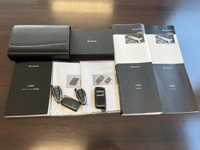 レクサスＬＸ５７０　本州仕入　寒冷地仕様　禁煙車　クリフォードセキュリティ　純正２１インチＡＷ　社外１８ＡＷ＋スタッドレスタイヤ付　純正ブラックレザーシート　ヘッドアップディスプレイ　全方位パノラミックビューモニター 4WD 5700 5Dr