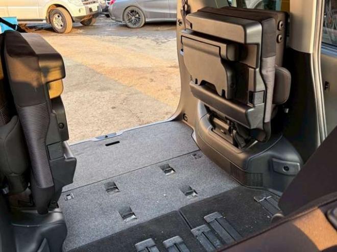 セレナ2.0 ハイウェイスター V 4WD　社外ナビ　後席モニター　両側パワスラ　エンジンスターター　ETC　パワステ　パワーウィンドウ　ABS　キーレスエントリー　アイドリングストップ　寒冷地仕様　盗難防止装置　エアコン　横滑り防止装置 2000