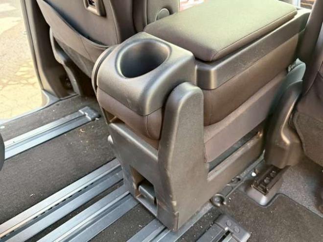 セレナ2.0 ハイウェイスター V 4WD　社外ナビ　後席モニター　両側パワスラ　エンジンスターター　ETC　パワステ　パワーウィンドウ　ABS　キーレスエントリー　アイドリングストップ　寒冷地仕様　盗難防止装置　エアコン　横滑り防止装置 2000